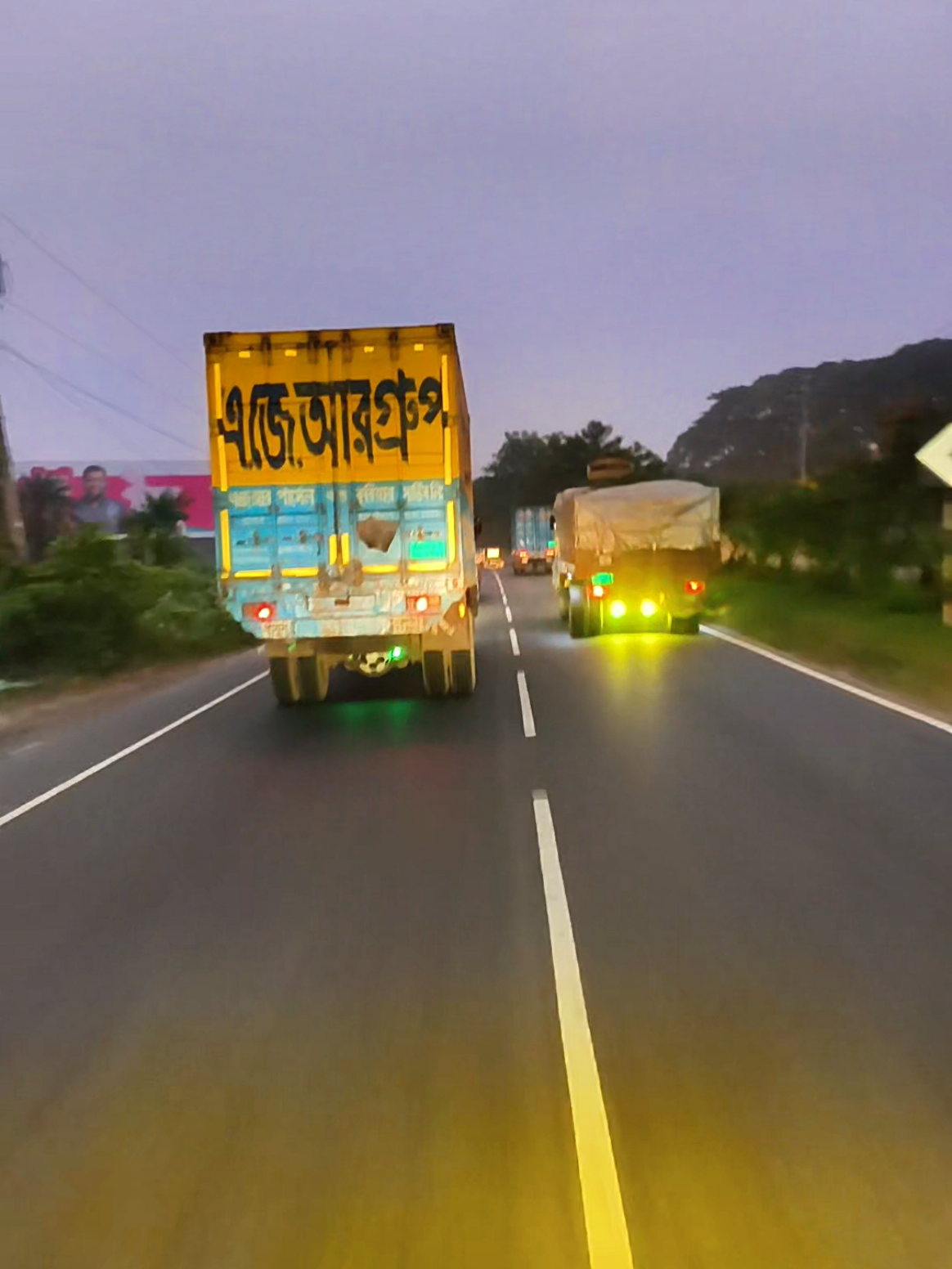 চইলা আসছে শীতকাল রাস্তায় অনেক কুয়াশা গভীর রাতে চালাতে হয় আমাদের ড্রাইভারদের গাড়ি একটু সাবধানে চালাবেন গাড়ি #গাড়ি_চালাতে_ভালোবাসি🚚 #viralvideo #foryou #tiktok #tanding 