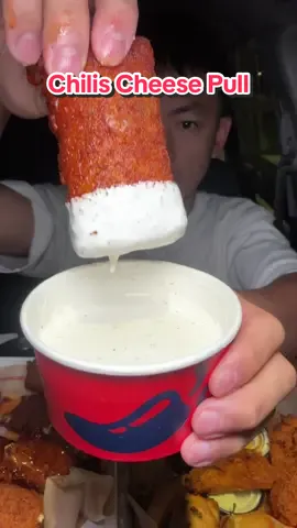 The BEST cheese pull @Chili’s Grill & Bar 🧀 #chilis #fastfood #mukbang #cheese #eating 