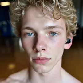 There’s more to me than just a pretty face #blondeboysdoingwhatblondeboysdo #shirtless #abs #biceps 