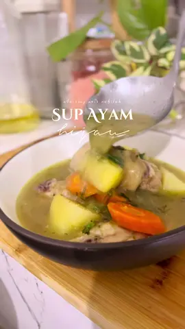 Sup ayam hijau yang ga boleh hijau 🤣 Agak lain memang sup satu ini, meskipun agak lain ini enak buangeettt.. seger, rempahnya light tp berasa ngerti ga maksudkuuhh? ahh pokoknya enak and so comforting 👌 Cobain kalian masak deh apakah kuahnya akan hijau atau ngga?? kalo sudah masak drop foto dikomen yaa 😁 #supayamhijau #supayam #supanisnabila #supayamsimple 