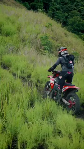 Tempat ini selalu spesial… soalnya di sinilah kampas kopling terakhirku berjuang. #adventure #bikelife #beautifuldestinations ##mostly2stroke #papua #hillclimb #2stroke #dji #indonesia #