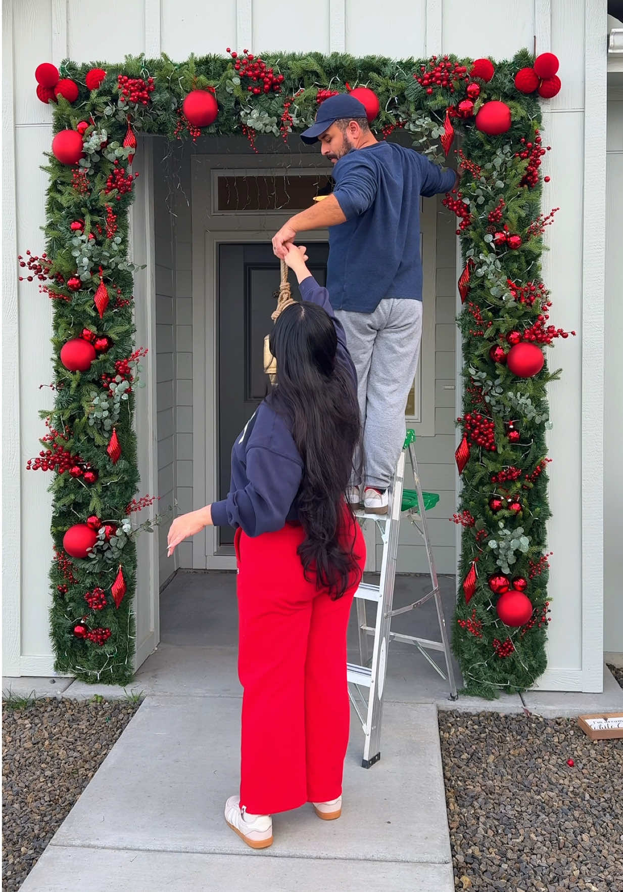 Decorando el frente de nuestra casita 🏡🎄🎅🏻✨ Amigas, estoy súper contenta de presentarles nuestra nueva cuenta @Luis Flores & Rut Villeda donde únicamente les estaremos publicando los proyectos (DIY’s) que estaremos haciendo para nuestra casita.  Esta nueva cuenta no solo es mía si no también de mi esposo 🥰. Acompáñenos en esta nueva aventura y por qué el siguiente año les traeremos muchos proyectos e ideas 💡. Les pusimos los enlaces de unas alfombras parecidas, por que las que nosotros pusimos están agotadas.  Yo estuve usando 4 garlands sencillas de 50ft para rellenar la malla, otras 4 de pino también sencillas de 12ft para que se viera más realístico y 2 garlands que yo ya tenía, que el pino es más realístico, estas dos garlands las coloque de último para que diera ese efecto total de pino.  Las primeras  garlands que son las más económicas de Walmart ayudaron más que todo a rellenar. La malla la instalamos con grapas, puedes hacerlo con clavos pero nosotros decidimos hacerlo con grapas para no hacerle mucho daño a la pared.  #ralphlaurenchristmas #traditionalchristmas #christmaslights #marriedlife #christmasdecorideas @Walmart @target @The Home Depot @Hobby Lobby @Lowe’s 