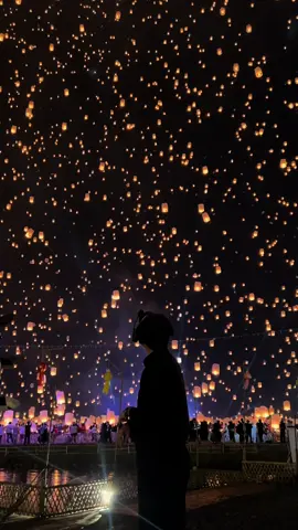 ♾️ สวยมากจริงๆ 🎇 #khomloyskylanternsfestival #yeepengchiangmai #loykrathong #ลอยกระทง #รถเช่าพร้อมคนขับผู้หญิง 