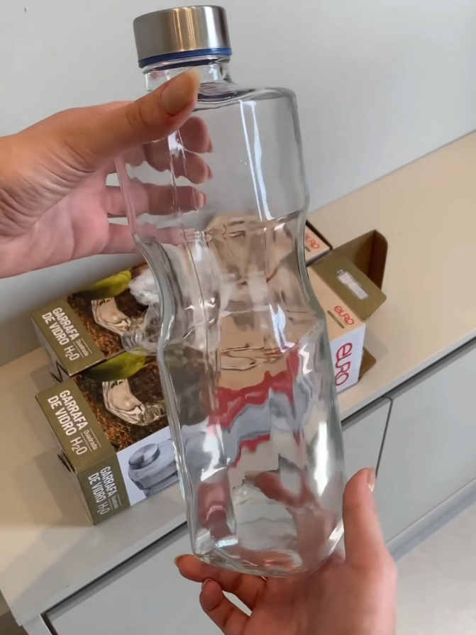 ID: AEF-VDR-SCY ✨Dê uma olhada em Garrafa de Vidro Quadrada ou Redonda H2o 1 Litro Tampa Inox com Anel Anti-vazamento✨ (link na bio)🛍️ #shopee #vendasonline #fyppppppppppppppppppppppp #achadinhos #fy 