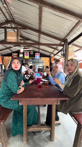Video semalam baru sempat edit .. Terpaksa jadi penyanyi part time di dangau langkawi waktu rehat kerja semalam 😆..  ni rakan duet saya @Noor Suhaiza .. untuk ampa yang tak pernah sampai dangau langkawi wajib pi .. lauk semua sedap especially ikan bakar dia .. harga makanan pun tak terlalu mahal untuk portion yang kami order tu .. @Dangau Langkawi #dangaulangkawi 