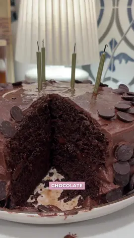 NO BAJO EN CALORÍAS JAAJA 🍰🍫 Simple syrup: 1/2 taza de azúcar blanca 1/2 de agua 1 cucharada de Cocoa Hervir y dejar enfriar. Torta: 2 tazas de harina para todo uso 2 tazas de azúcar  2 cucharaditas de polvo para hornear 1 1/2 cucharaditas de baking soda 3/4 de taza de cacao en polvo 1 cucharadita de sal 1 taza de leche caliente 1 taza de sour cream a temperatura y ambiente 1/2 taza de aceite or mantequilla derretida  2 huevos Vainilla 1 cucharada de espresso instantáneo  Ganache 250 g de chispas de chocolate cacao 60% 250 g de heavy cream Calentar crema y luego agregar sobre las chispas, dejar reposar 2 min y mover hasta que esté suave y sin grumos. #chocolatecake #Receta #pasteldechocolate 