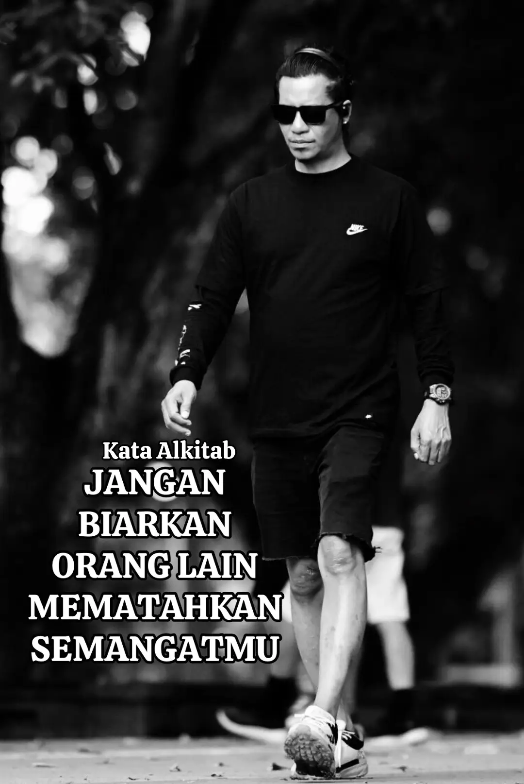 Dalam perjalanan hidup, selalu ada orang yang tidak percaya pada kemampuanmu. Ada yang meremehkan, mencibir, bahkan berusaha menjatuhkan semangatmu. Namun, kehidupan bukan tentang membuktikan siapa yang salah atau benar, melainkan tentang tetap teguh menjalani panggilan hidup dengan keyakinan. Semangat adalah nyala kecil di dalam hati yang, bila dijaga, mampu menerangi seluruh langkah. Jangan biarkan siapa pun memadamkannya, sebab Tuhan sendiri yang menyalakan api itu dalam dirimu. 1. Ingat Siapa yang Menempatkanmu di Jalur Ini Setiap orang punya panggilan unik. Ada tujuan ilahi di balik setiap langkah yang kamu ambil. Ketika orang lain meremehkanmu, sadarlah bahwa mereka tidak memahami visi yang Tuhan taruh dalam hatimu. Jangan biarkan kata-kata mereka menjadi alasan untuk berhenti. Fokuslah kepada sumber panggilan itu—Tuhan sendiri yang mempercayakan perjalanan ini padamu. 2. Semangatmu adalah Tanggung Jawab Pribadi Tak seorang pun dapat menjaga semangatmu selain dirimu sendiri. Dunia bisa memberi tekanan, orang bisa menolak, tetapi keputusan untuk tetap berdiri ada di tanganmu. Semangat itu seperti api: jika tidak dijaga, ia akan padam; tetapi jika dijaga dengan disiplin dan doa, ia akan menyala bahkan di tengah badai. 3. Belajar dari Penolakan, Bukan Terluka oleh Penolakan Orang yang gagal bertumbuh biasanya menyerah saat ditolak. Tetapi orang yang kuat melihat penolakan sebagai ruang belajar. Setiap hinaan bisa menjadi batu loncatan jika kamu menanggapinya dengan hikmat. Jadikan kata-kata negatif sebagai bahan bakar, bukan racun. Tuhan memakai proses itu untuk menguatkan jiwamu. 4. Tetap Rendah Hati di Tengah Tekanan Kesombongan membuat hati rapuh, tetapi kerendahan hati membuatmu kokoh. Jangan membalas cemoohan dengan amarah. Tetaplah sopan, tenang, dan berbuat baik. Orang yang rendah hati tidak mudah terguncang karena ia tahu nilai dirinya tidak bergantung pada penilaian manusia, melainkan pada pandangan Tuhan. 5. Bangun Ketahanan Mental dan Rohani Kekuatan sejati bukanlah tidak pernah jatuh, melainkan mampu bangkit setiap kali jatuh. Latih dirimu untuk tidak mudah menyerah. Isi hatimu dengan Firman, dan jiwamu dengan doa. Semakin dekat dengan Tuhan, semakin kuat mentalmu menghadapi tekanan. Sebab ketahanan sejati lahir dari hati yang bersandar pada-Nya. 6. Biarkan Hasil yang Bicara, Bukan Suara yang Balas Terkadang diam adalah jawaban terbaik terhadap keraguan orang lain. Jangan buang energi untuk membuktikan sesuatu lewat kata-kata. Biarlah karyamu, kesetiaanmu, dan keberhasilanmu yang berbicara. Orang akan melihat bahwa Tuhan menyertai langkahmu, bahkan ketika dulu mereka meremehkanmu. 7. Terus Nyalakan Api Harapan Harapan adalah tenaga bagi jiwa. Saat semua terasa berat, ingatlah bahwa setiap musim akan berganti. Tidak ada badai yang abadi. Tuhan masih bekerja di balik layar untuk memulihkan dan meninggikanmu pada waktu-Nya. Selama semangatmu tetap menyala, jalanmu tidak akan gelap. ■ Jangan biarkan siapa pun mematahkan semangatmu. Dunia boleh keras, tetapi hatimu harus tetap lembut dan teguh. Teruslah melangkah dengan iman, bukan dengan perasaan. Saat engkau menjaga semangat dan imanmu, Tuhan sendiri yang akan memperjuangkanmu di hadapan dunia. Kata Alkitab  “Janganlah tawar hati, sebab Aku ini Allahmu; Aku akan meneguhkan, bahkan akan menolong engkau; Aku akan memegang engkau dengan tangan kanan-Ku yang membawa kemenangan.”  Yesaya 41:10 Tuhan Yesus memberkati #kataalkitab #firmantuhan #motivasikristen #pengikutkristus #kasihtuhan 