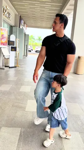 Rahul? 😍 #cooldad #hotdaddy #tshirt #lovelydad #fittedtee  