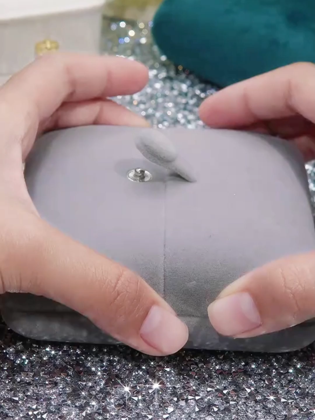 Satu sentuhan kemewahan di setiap gerakan tanganmu.  Gelang Delta, simbol keanggunan yang tak perlu banyak bicara. 💫 #LaVienne #gelang #gelangtitanium #gelangwanita #gelangantikarat #gelangviral #LuxuryStyle #EleganBerkelas #PerhiasanWanita #LuxuryElegance #GlamourTouch