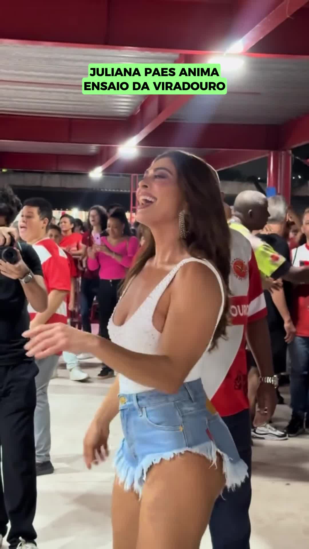 Quem é rainha não perde a majestade, né? 👑 Juliana Paes mostrou que entende e muito de samba no pé em ensaio da Viradouro, em Niterói (RJ). #JulianaPaes #Samba #Carnaval #fyy