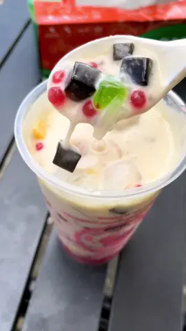 🥶 Lagi panas-panas gini, enaknya nyari yang seger dan manis! 🌴 Eh ternyata di Bumi Wonorejo deket Lapangan Garuda ada yang segernya gak main-main 😍 ✨ Es Telleria — Es teller creamy, topping melimpah, dan manisnya pas banget buat ngilangin haus 😋 🍓 Coba sekali, pasti pengen lagi! 📍Lokasi: Bumi Wonorejo, dekat Lapangan Garuda #fyp #fypage #fypシ゚ #nabire #nabire_tiktok_comunity #nabirepapua #nabire_papua_indonesia #nabirehebat✊🏻 