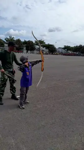 Siapa yang besok hadir di upacara Penutupan Barak Siswa.. Bakal liat aksi Egi memanah nih... 🏹🔥💥  #kdm #barakmiliter 