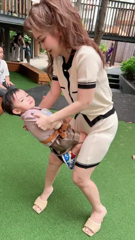 เวลาแม่ไปส่งกี้ก็จะเอาขาเกี่ยวไว้แบบนี้เพราะมือไม่ว่างขายังว่างฮาฟ #ไฮโซน้ำหวาน #ลาบูกี้ #navintarfamily #labukie #น้องไมกี้ 