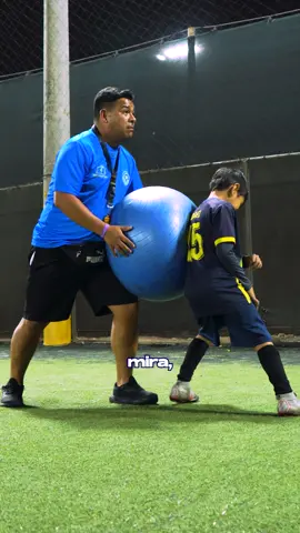 Cada ejercicio los prepara para  el juego en la cancha⚽️💪 #tips #futbolista #formaciondeportiva #futbolniños 