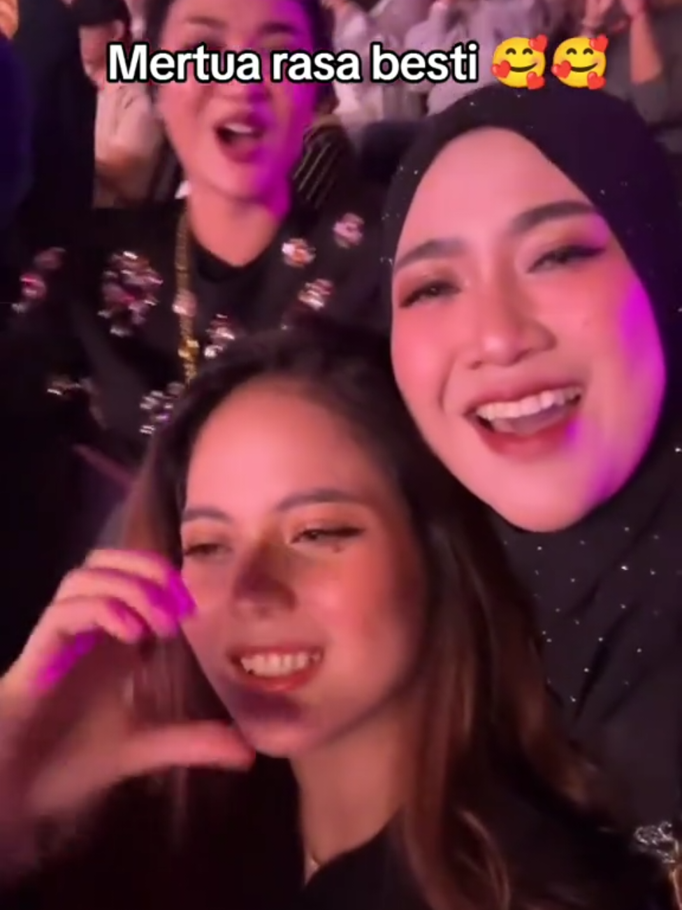 MasyaAllah .. sekompak itu bumil sama mertua...🥰🥰 happy banget liatnya 😍😍 #putriisnari00 #putriisnari #puzislovers #fypppp #fyp  sumber video : hj.rheny_yulianaa93
