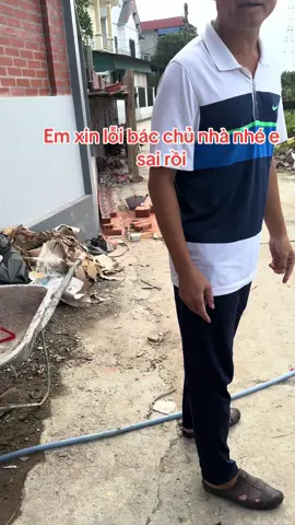 Vật liệu thì vứt ngổn ngang, tập kết vật liệu ngay góc cua. Chẳng may xe va vào đống gạch nhà ông ý, xuống xe bảo bác để vật liệu gọn gàng giúp cháu .vậy là bị mấy ông thợ xây và chủ nhà giáo huấn cho 1 bài học. Bảo bằng mua với mắt mình bị mù. Cũng cảm ơn các bác thợ xây và anh chủ nhà để chiều e đi khám mắt.   Cập nhật cho mọi người hiểu rõ ạ nếu a đi ko may va vào đống gạch vứt ra đường. Xuống bảo họ vứt gọn lại để ko làm ảnh hưởng người khác vì trước đó có 1 chị đi xe về bị lao vào đống cát và phải đi viện điều trị rồi. Họ chửi anh mắt mày mù à mà đâm vào thì anh làm gì ạ. Chưa kể trước đó họ nói ngang và nói láo e mới lấy điện thoại ra để quay video lại. Lúc e lấy điện thoại ra quay là lúc ông ý thay đổi thái độ rồi đấy ạ. Anh có nghe lúc e quay video rồi. Em bảo nếu xe máy tông vào mà lăn ra chết thì sao họ vẫn bảo xe máy tông vào lăn ra chết là do xe máy đấy ạ. Mà công trình làm cả năm rồi ko phải 1 hay 2 hôm mọi người nhé. Mọi người vào xem video e mới đăng lên để hiểu vấn đề ạ.
