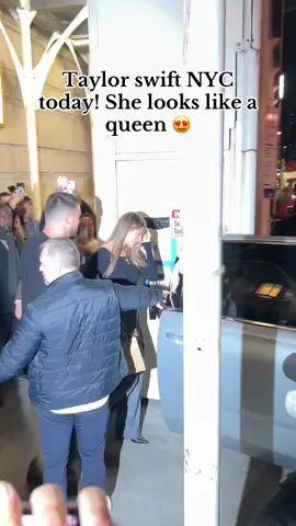 @Taylor Swift queen 🤩 #taylorswift #thelifeofashowgirltaylorswift #ophelia #nyc #thelifeofashowgirl🧡✨ 