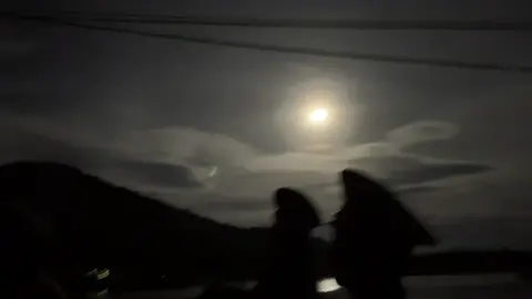 Hình ảnh còn vài tiếng nữa trước khi bão vào. Trời trong, trăng sáng.