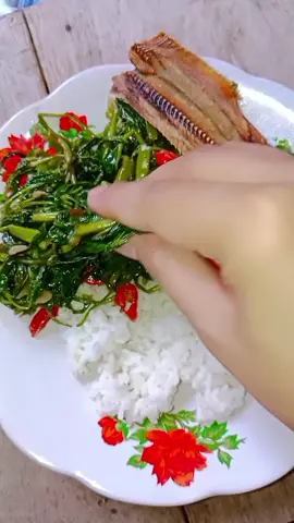 tumis kangkung + ikan asin😋