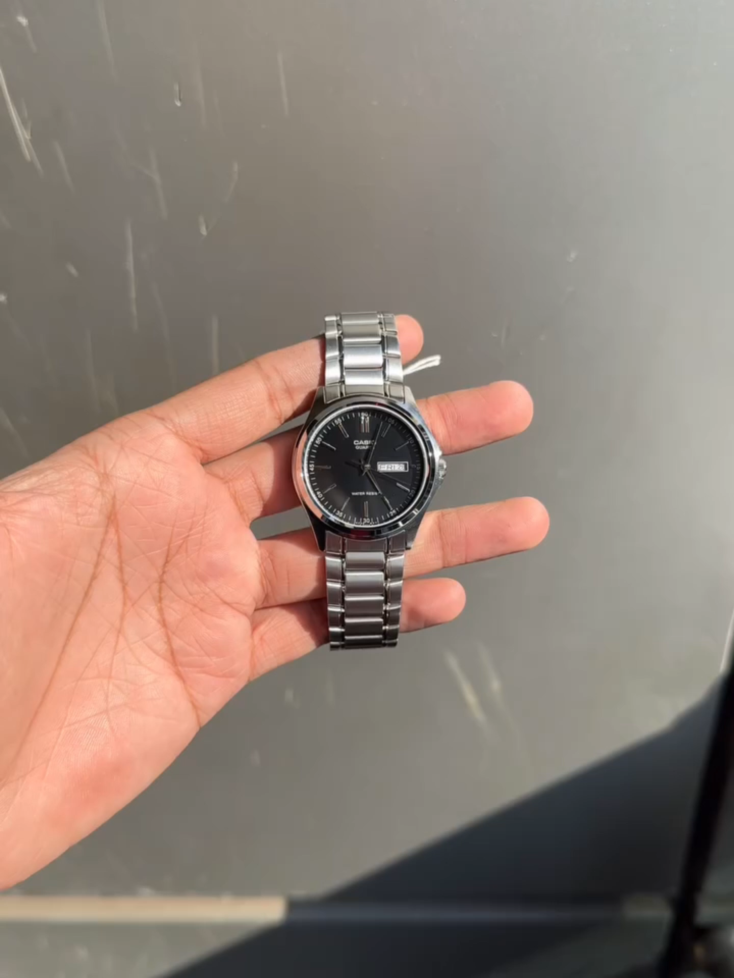 Đồng hồ Casio MTP-1239D-1ADF với mặt số tròn truyền thống cổ điển, nền số đen mạnh mẽ cùng kim chỉ và gạch số mỏng mạ bạc nổi bật, dây đeo kim loại lịch lãm, nam tính #fridayshopping #videohangthoitrang #dongho #casio