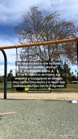 Para la mujer que está haciendo más de lo que puede. Dios conoce tu batalla silenciosa, Él ve tus desvelos, tus lágrimas y tu fe. No estás sola.✝️💜 #DiarioDeUnaMujerFuerte #Madres #MujerValiente #DiosTieneElControl #ParaTi 