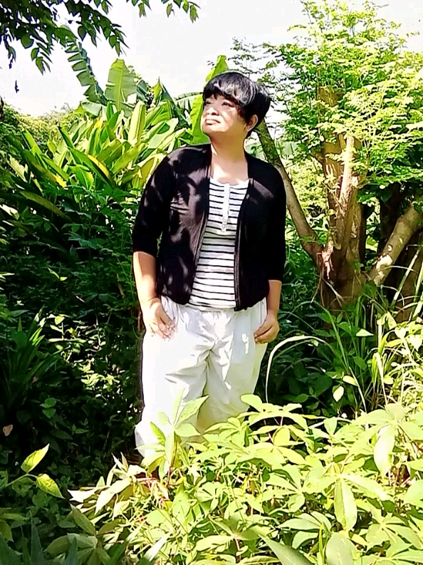 COP30, Panggung Harapan untuk Bumi COP30 di Brasil bukan sekadar konferensi. ia adalah panggung harapan, tempat dunia mencoba menyatukan suara melawan krisis iklim. Dari Amazon ke Indonesia, dari diplomat hingga pembuat konten, semua bergerak dengan tujuan yang sama yaitu menjaga bumi agar tetap bisa bernapas. Karena diplomasi iklim bukan hanya tentang meja perundingan dan dokumen resmi, tapi tentang hati yang terus bersuara, tentang manusia yang memilih untuk peduli.  Di tengah hiruk pikuk dunia digital, ada pertempuran lain yang tak kalah sengit, perang melawan hoaks iklim. Narasi palsu yang menyebar lebih cepat dari fakta sering kali membuat banyak orang ragu, bahkan menertawakan perjuangan menyelamatkan bumi. Padahal, dampaknya kita rasakan sendiri. Cuaca makin ekstrem, laut menelan pesisir, dan hutan-hutan berjuang untuk tetap hijau. Tugas kita mungkin terlihat sederhana, tapi sesungguhnya sangat penting, menyebarkan kebenaran, menjaga harapan, dan memastikan cerita tentang masa depan tetap bisa diceritakan. Karena menyelamatkan bumi bukan hanya urusan ilmuwan atau diplomat, tapi juga kita yang menulis, berbagi, dan bicara dengan hati.  Baca selengkapnya di https://nininmenulis.com/2025/11/06/cop30-climate-diplomacy-dan-perang-melawan-hoaks-iklim/ @ecobloggersquad @clima.info @lailazaid #COP30  #UntukmuBumiku #BersamaBergerakBerdaya #TheAnswerisUs #JawabannyaAdalahKita