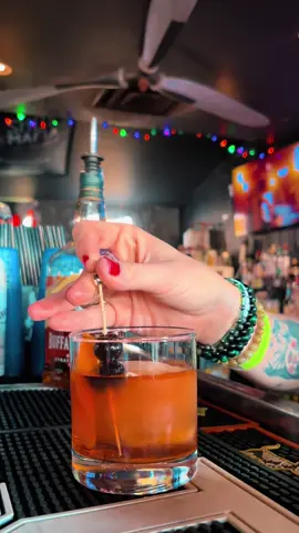 make an old fashioned with me! #bartok #oldfashioned #bartender #cocktails #whiskey 