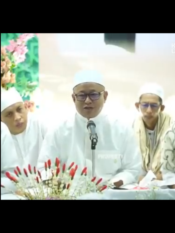 diuraikan bagaimana cara Abah Guru sekumpul Martapura ketika memberi / berhadiah kepada orang Manakib yg dibacakan oleh TGH. Sa'duddin ( Imam Musholla Ar-Raudah sekumpul) sumber video asli : Channel YouTube Khidmah Dakwah jangan lupa follow like coment & share ya🙏 #abahgurusekumpul #pengajiankalsel #fyp  #khidmahdakwah #berandatiktok 