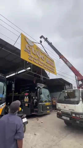 Tranh thủ dỡ hết biển hiệu xuống chứ nghe nói bão mạnh lo quá mn 😭 #cuochuelimousine #chongbaomientrung #vantaicuochue 