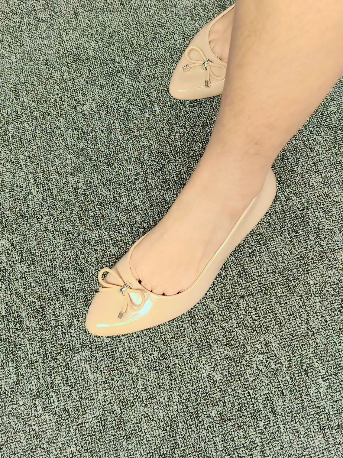 #sepatuwanita Cocok buat yang suka simpel tpi looknya cantik banget🤎🩶😍🥰 #sendalcantik #sepatusendalwanita #sendalflatwanitaelegan😻 #flatshoescantikk 