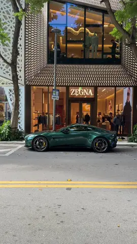 Perfect color on this vantage🏎️🐊 #astonmartin #astonmartinvantage #miamidesigndistrict #miami 
