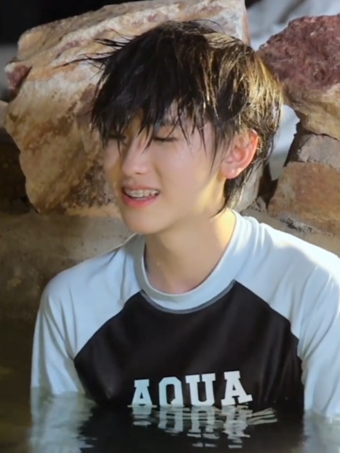 kirain qihan baru bangun tidur udah yang paling bahaya, ternyata qihan di air lebih bahaya🤧🤧 pas makan permen di vt ke2 keren banget wehhhh😣 kayak cowok2 badboy gituu,,, aaaaaaaaaaaaargh mama i'm in love with attractive qihan😭 #zuoqihan #zuoqihan_左奇函💫 #tffamily_4th_generation 