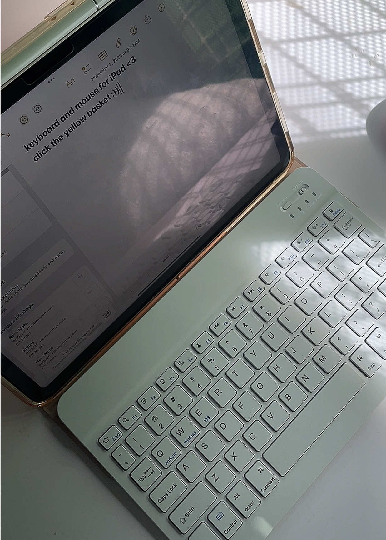 new ipad set up :)) ang neat and clean ng color white 😍✨ parang macbook ang atake haha <3 pwede rin i connect sa cp ☺️ #ipad #ipadsetup #keyboard #ipadkeyboard 