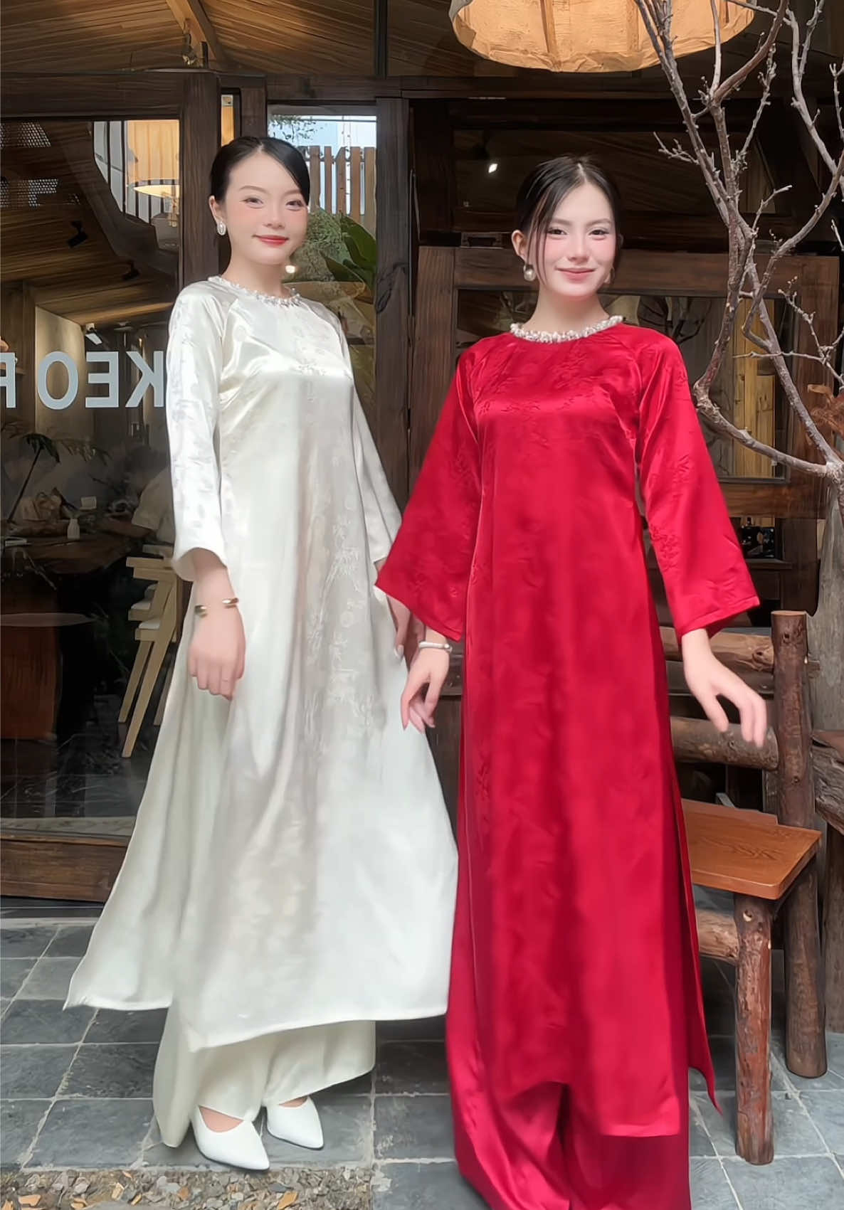 Chạm nhẹ vào hồn Tết – là tiếng lụa khẽ ngân bên hiên nhà. ✨ #aodaivietnam #aodaitet #aodaitruyenthong #OOTD #mocthu 