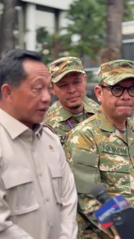 Apel pembukaan Kursus Pemantapan Pimpinan Daerah (KPPD) Angkatan II Tahun 2025 di Lemhannas RI, dipimpin langsung oleh Mendagri, Bapak Tito Karnavian. Bersama beberapa kepala daerah dari seluruh Indonesia, kami menimba ilmu kepemimpinan dan kenegaraan — untuk memperkuat semangat pengabdian dan membawa kemajuan bagi daerah masing-masing. Mohon doa dari masyarakat agar kegiatan ini berjalan lancar dan membawa manfaat besar bagi bangsa dan negara. 🇮🇩✨ #KPPD2025 #LemhannasRI #Kemendagri #KepemimpinanDaerah #IndonesiaMaju 