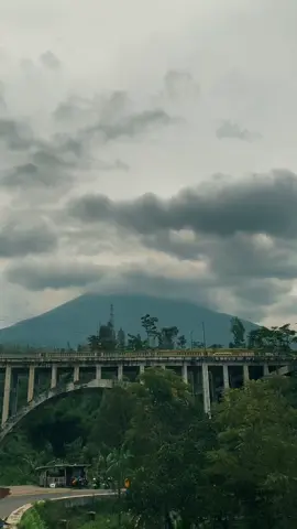 yg lagi rame berita bundir disini, padahal tempatnya seindah ituu🥺   #jembatanviral #jembatansigandul #sigandulview #temanggung #wonosobo24jam 