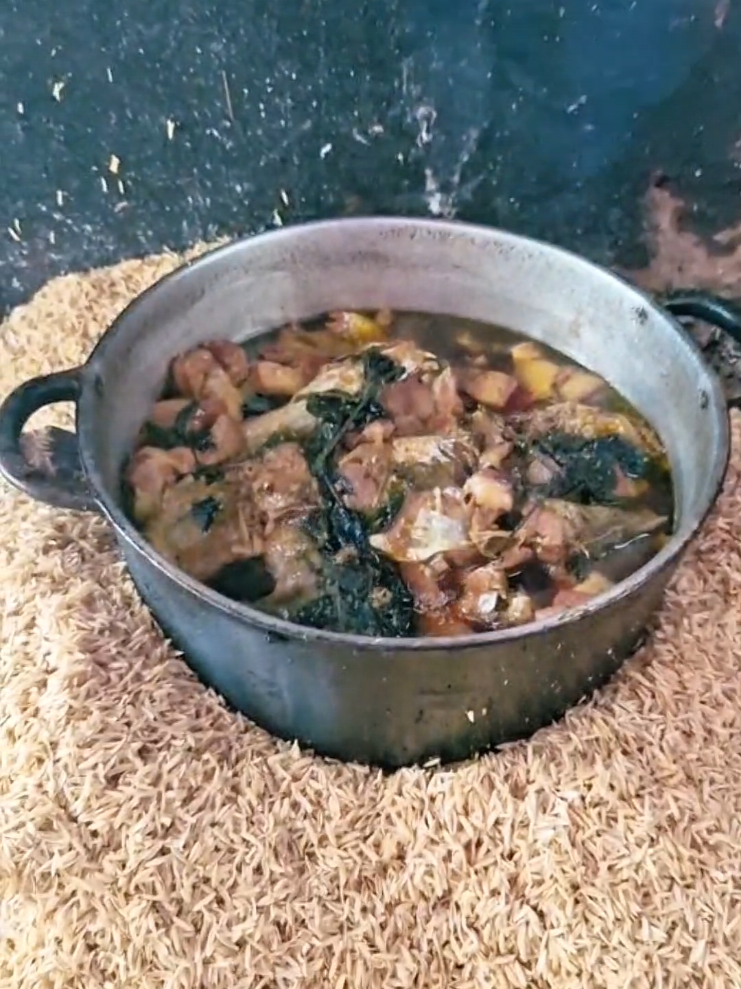 Mỗi lần nhìn nồi cá kho trên bếp củi đỏ lửa, lại thấy tuổi thơ ùa về.