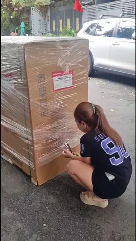 Tiếp tục khui thùng Sh ý..! Em cảm ơn chị Vy Sài gòn đã ủng hộ e..!