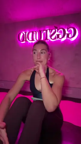 there’s never a “right” or “perfect” time to move your body and it’s never too late!! 9pm, anything but perfect, but it does make all the difference in the world when you show up for yourself even when your motivation isn’t there♥️ #moveyourbody #ggstudioapp #movementismedicine #pilatesinstructor #fitnessinstructor 