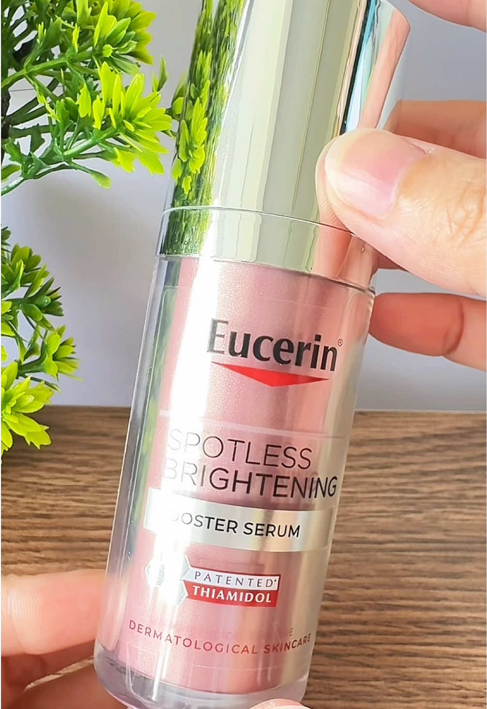 Eucerin Spotless Brightening Booster Serum 30ml. นวัตกรรมเซรั่มลดจุดด่างดำอันดับ 1 จากยูเซอริน ด้วยเทคโนโลยีไมโคร ทาร์เก็ต ซึมซาบล้ำลึกสู่ชั้นผิว ผสาน THIAMIDOL ช่วยให้ฝ้าแดดหนาลึกและจุดด่างดำจางลง และ HYALURON เพื่อผิวอิ่มฟู ดูโกลว์ใส เปล่งประกาย #Eucerin #เซรั่มฝ้า 