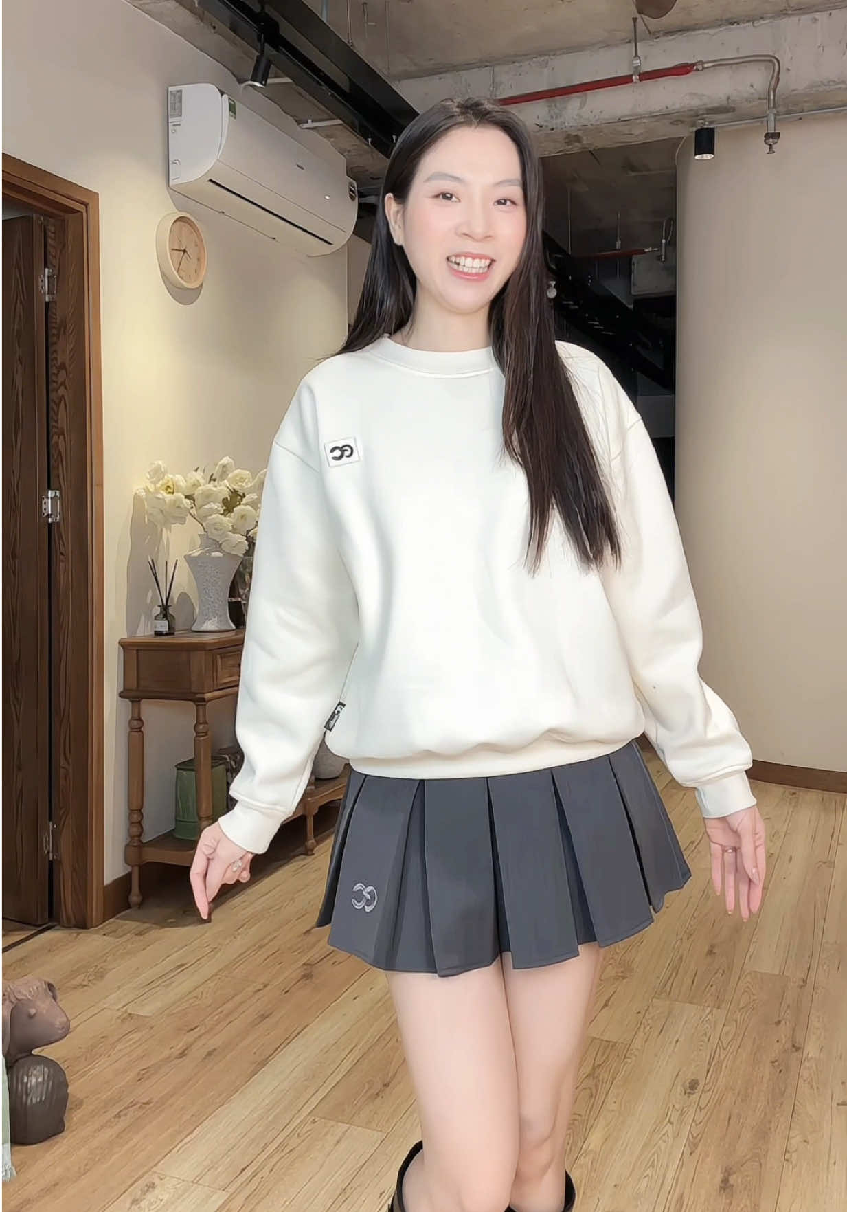Chiếc sweater “vừa xinh vừa chill” 🍂 Chất dày, mịn, mặc nhẹ mà vẫn ấm – mix chân váy hay quần tây đều hợp vibe! #linhlunglieng #aosweater #ecochic 