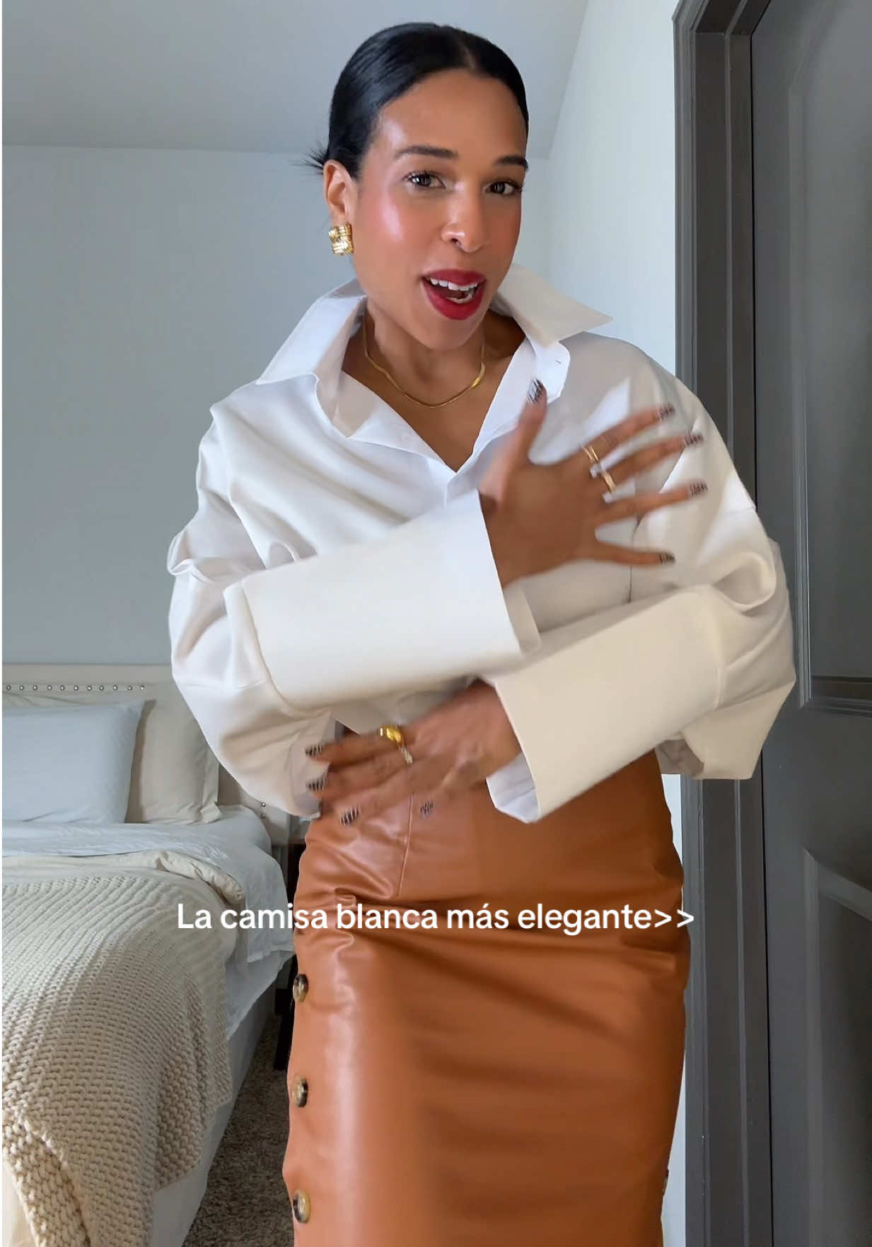 Pídanla su talla porque es oversized 🤍 ahora la quiero en 🖤 #camisa #elegantstyle #oldmoney #TikTokShopBlackFriday #TikTokShopCiberMonday 