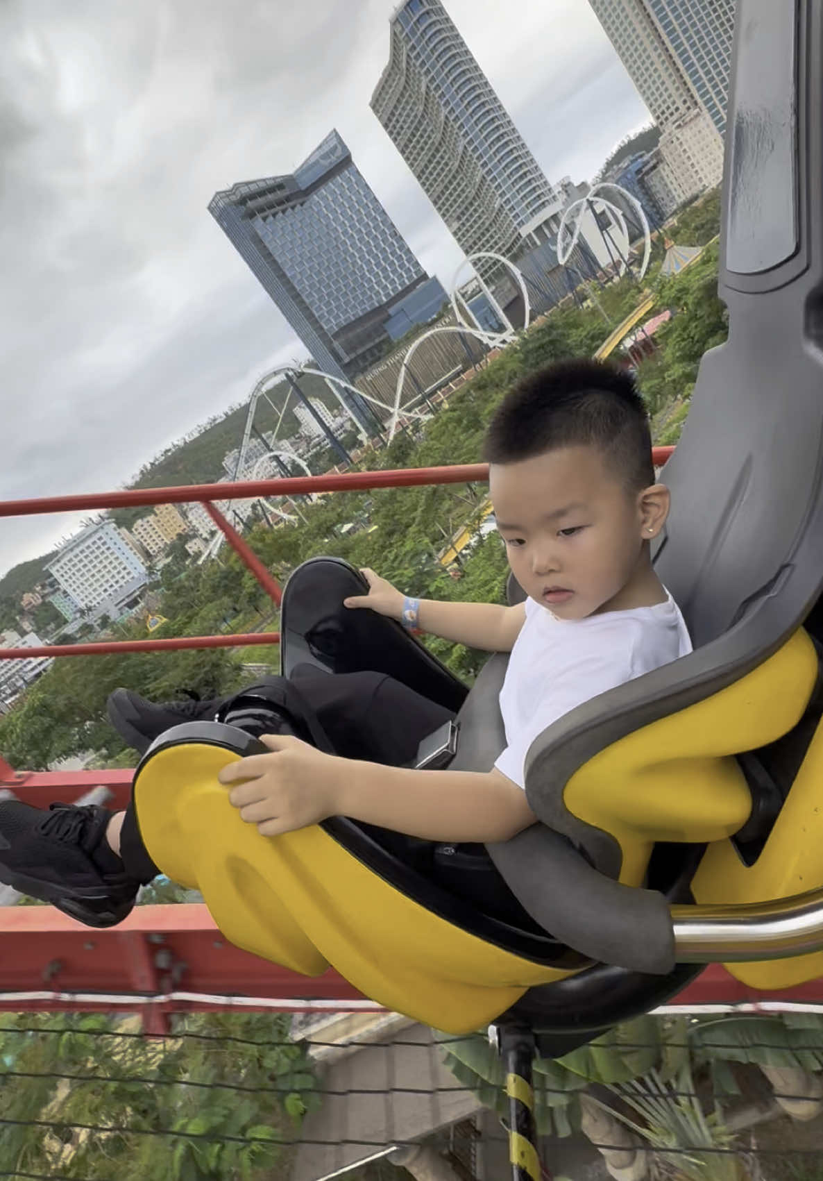 Xin lỗi em vì mẹ đã cười 😂🤭@henry.1511 #theodauchanrong #dragonpark #halong #fyp 