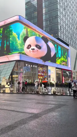 Thành Đô – Chengdu 🌿✨ “Đến Thành Đô, nhất định phải ghé đường Xuân Hy, để cảm nhận cơn gió từ khu Thái Cổ Lý, và ngắm nhìn chú gấu trúc 3D khổng lồ trên màn hình lớn giữa phố” 🐼💫 Một góc phố thôi, mà chứa đựng cả nhịp sống sôi động và nét duyên ngầm của Thành Đô — vừa hiện đại, vừa đầy tình 🌸🎶 #ThànhĐô #ChụpẢnhĐườngPhố #GấuTrúc3D #TháiCổLý #HơiThởThànhPhố 🏙️🍃