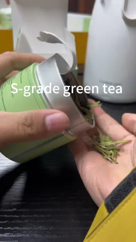 Looking for a premium daily tea? Try this exceptional Dragon Well green tea. Made from the first spring pickings for a naturally sweet and mellow cup. It's pure tea leaves with no additives-just simple, clean energy and antioxidants. Perfect for your morning start or afternoon recharge. Comes in a convenient 40g pack to keep your cabinet stocked with quality.#tea #Greentea #coffee #Naturalness 