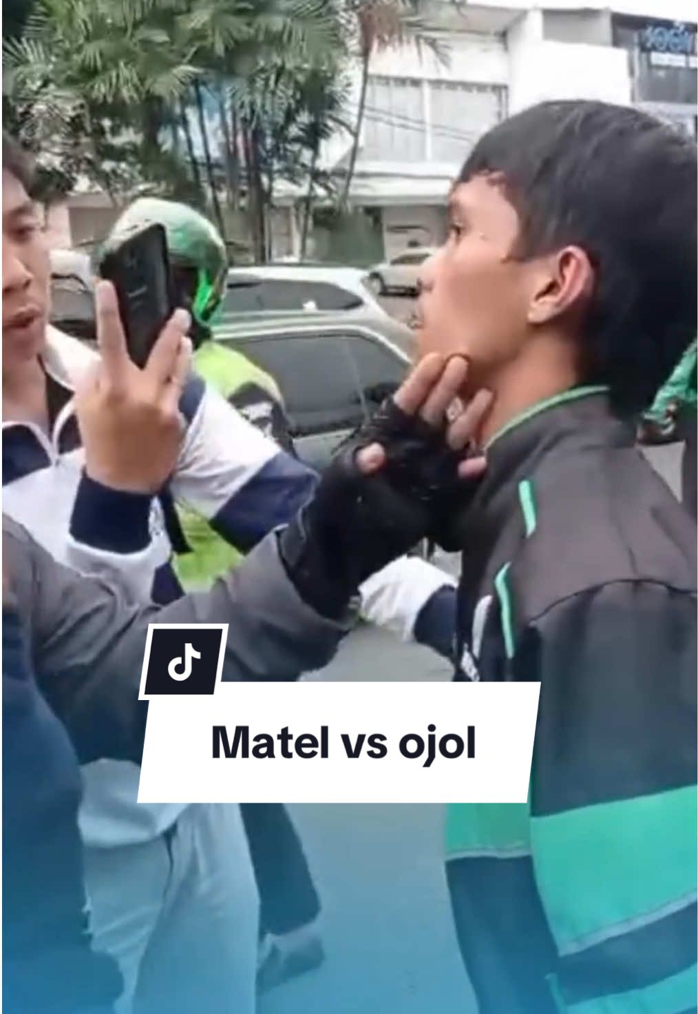 Ojol vs matel. Kendaraan ojol mau d tarik paksa sama matel di bandung.. keributan tidak terhindarkan!!!! #ojolviral #ojol #matel #debtcollector #ombono @KangOjolCimahi @Ojol Indonesia 
