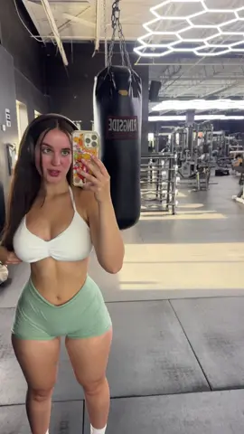 Lowkey twinning with the guy in the back #gym #fyp 