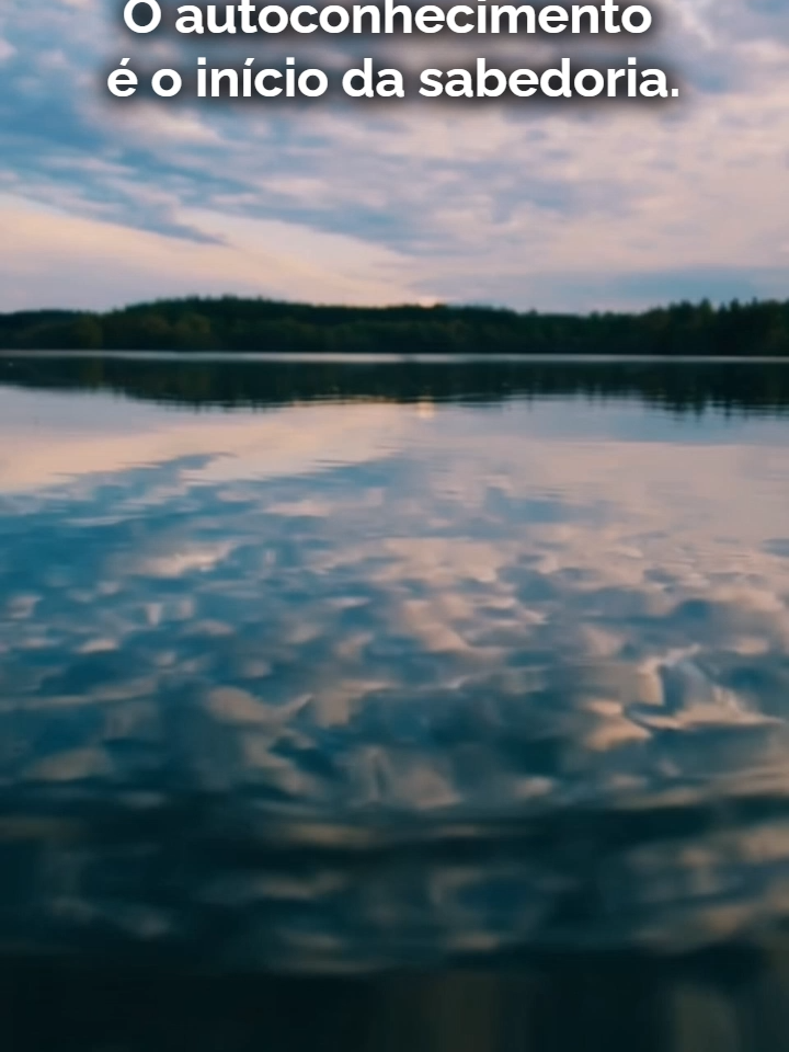 O Espelho da Alma Um lago só reflete claramente quando está calmo. Sua mente funciona da mesma forma. 🌊🪞 O Estoicismo coloca o autoconhecimento como fundamento de tudo. Sócrates disse: 