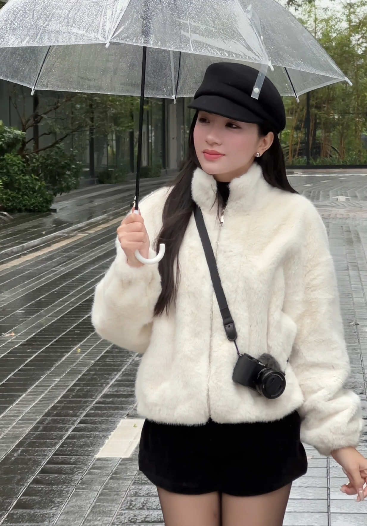 Xa xa bóng người thương, trời lạnh rùi thương iem 🤭 #theshehin 