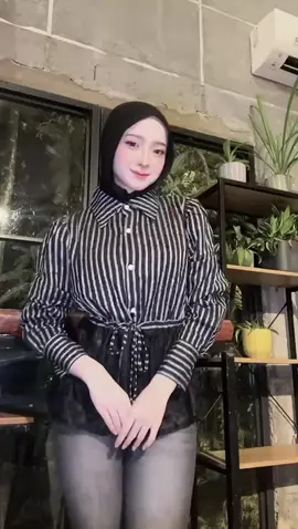 🖤 Tegas, dan tetap feminin. Karena elegan bukan soal banyak detail — tapi cara kamu berdiri dengan percaya diri. ✨ #OOTDInspo #StripeShirt #FashionHijabIndonesia #OOTDHagoo #FYPOutfit 